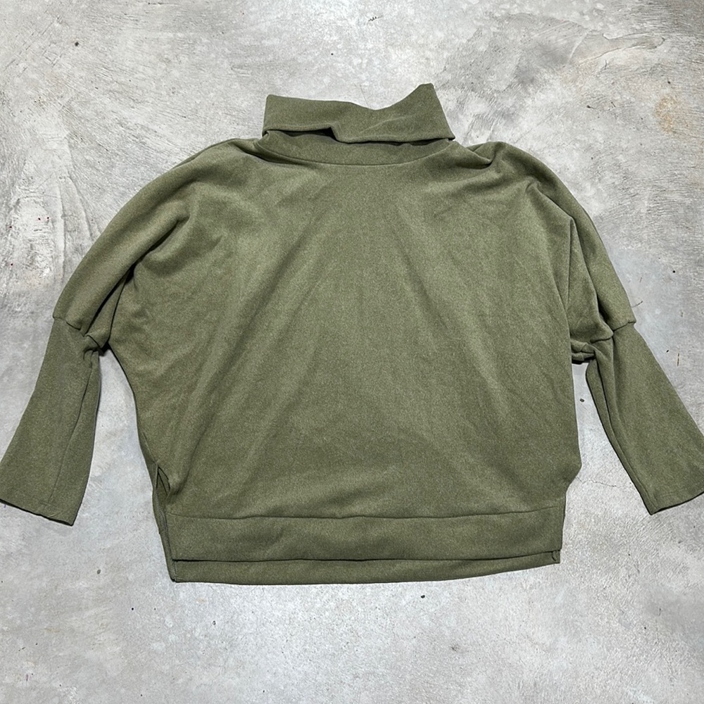 Sage green polyester/spandex Super Soft Comfy‎ top / Size XL /. fashion brand